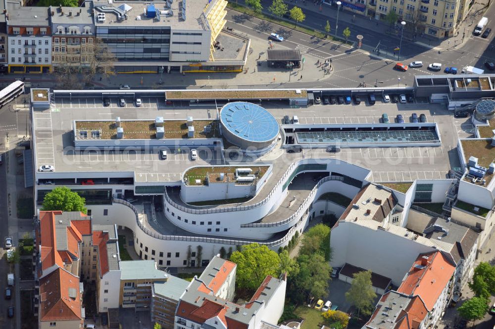 Berlin from above - Das Schloss-Strassen-Center SSC am Walther-Schreiber-Platz in Berlin-Steglitz mit 365 Stellplätzen im oben angelegtem Parkhaus. Ein Projekt der Tenkhoff Properties GmbH und der Generali-Gruppe. Shopping Center Schloss-Strassen-Center in the district Steglitz.