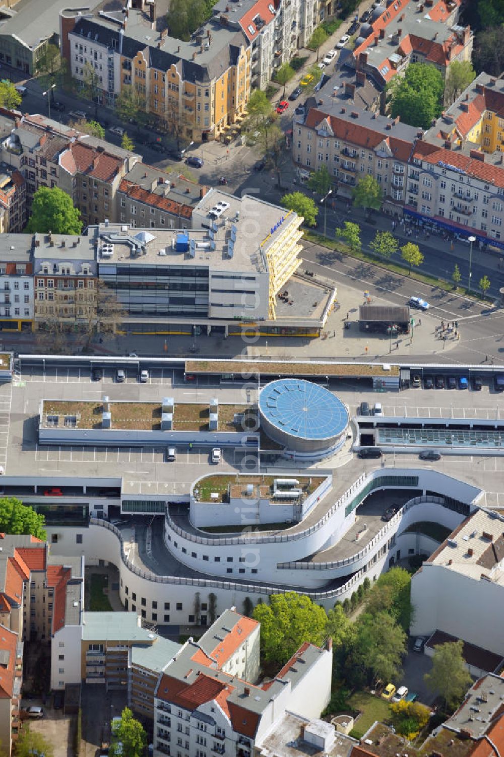 Berlin from the bird's eye view: Das Schloss-Strassen-Center SSC am Walther-Schreiber-Platz in Berlin-Steglitz mit 365 Stellplätzen im oben angelegtem Parkhaus. Ein Projekt der Tenkhoff Properties GmbH und der Generali-Gruppe. Shopping Center Schloss-Strassen-Center in the district Steglitz.