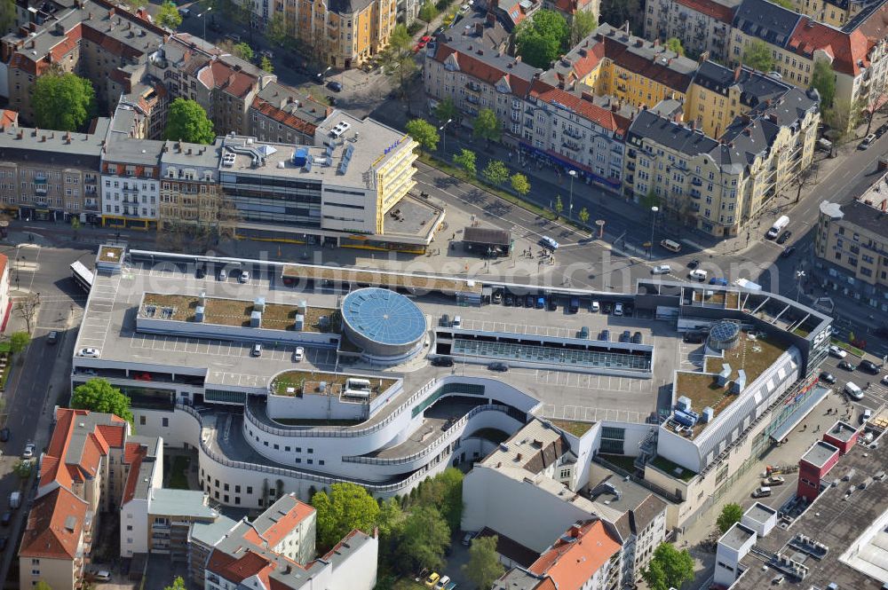 Aerial image Berlin - Das Schloss-Strassen-Center SSC am Walther-Schreiber-Platz in Berlin-Steglitz mit 365 Stellplätzen im oben angelegtem Parkhaus. Ein Projekt der Tenkhoff Properties GmbH und der Generali-Gruppe. Shopping Center Schloss-Strassen-Center in the district Steglitz.