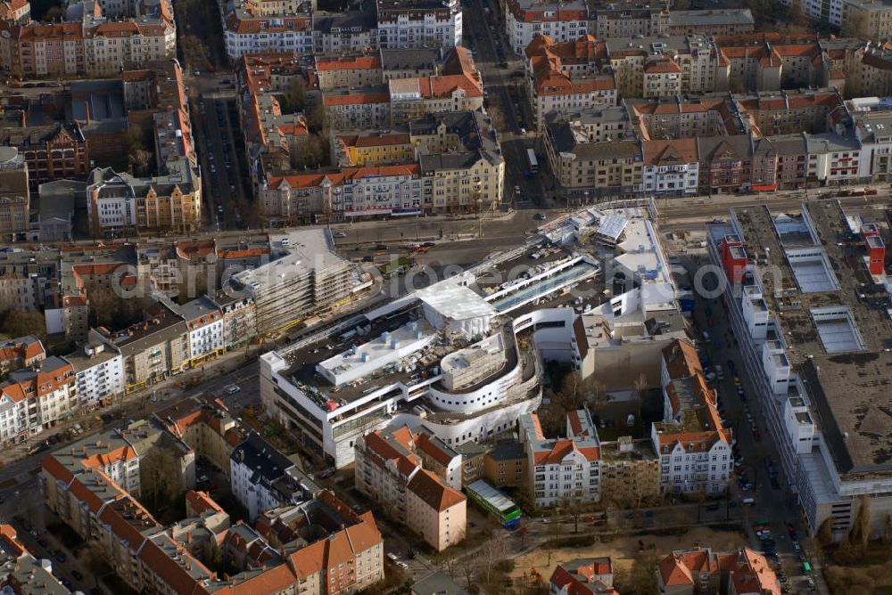 Aerial photograph Berlin - Blick auf das Schloss - Straßen - Center ( SSC ) in Steglitz Berlin. Das Schloss - Straßen - Center wurde Ende März 2007 fertiggestellt und eröffnet. Mit der zentralen Lage direkt am Verkehrsknotenpunkt Walther - Schreiber - Platz und den über 70 Fachgeschäften bietet das Center einen bequemen Einkaufsort für die Einwohner. Kontakt: DTZ Zadelhoff Tie Leung GmbH, Centermanager: Werner Gresens, Walther-Schreiber-Platz 1, 12161 Berlin, Tel.: +49(0)30 886 22 95 0, Fax +49(0)30 886 22 95 30, Email: ssc@donaldsons.de