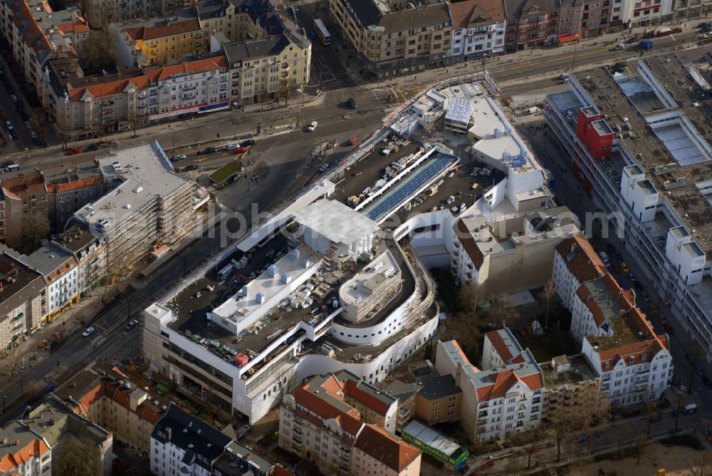 Berlin from above - Blick auf das Schloss - Straßen - Center ( SSC ) in Steglitz Berlin. Das Schloss - Straßen - Center wurde Ende März 2007 fertiggestellt und eröffnet. Mit der zentralen Lage direkt am Verkehrsknotenpunkt Walther - Schreiber - Platz und den über 70 Fachgeschäften bietet das Center einen bequemen Einkaufsort für die Einwohner. Kontakt: DTZ Zadelhoff Tie Leung GmbH, Centermanager: Werner Gresens, Walther-Schreiber-Platz 1, 12161 Berlin, Tel.: +49(0)30 886 22 95 0, Fax +49(0)30 886 22 95 30, Email: ssc@donaldsons.de