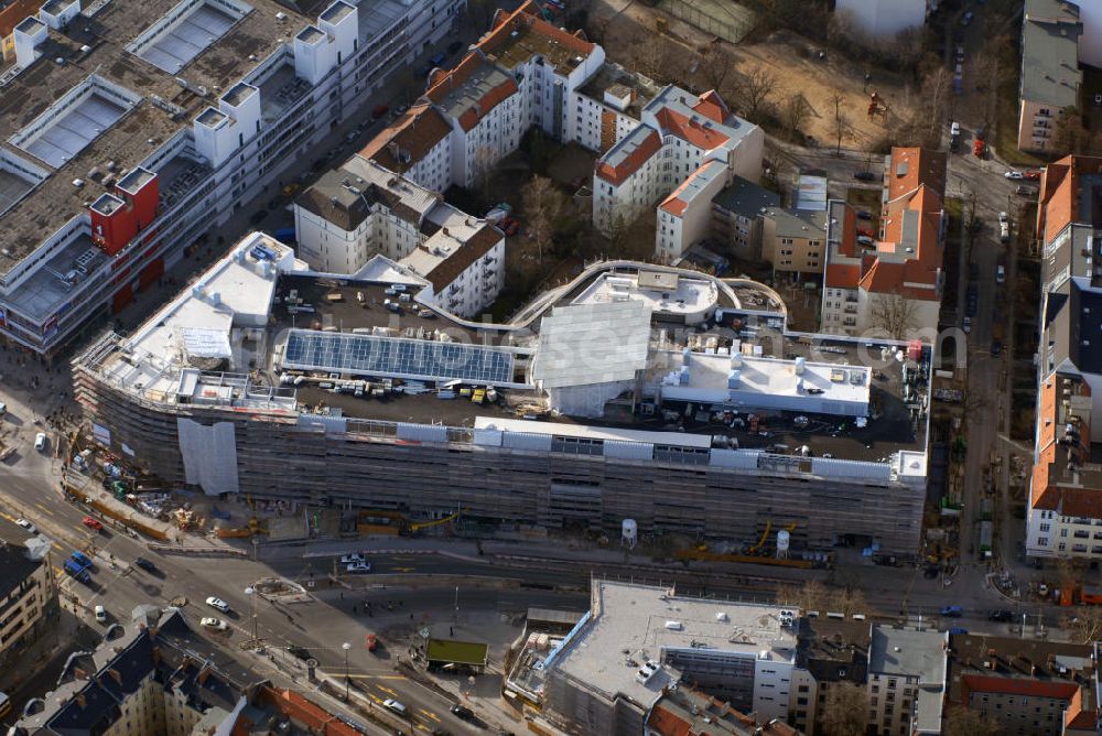 Berlin from the bird's eye view: Blick auf das Schloss - Straßen - Center ( SSC ) in Steglitz Berlin. Das Schloss - Straßen - Center wurde Ende März 2007 fertiggestellt und eröffnet. Mit der zentralen Lage direkt am Verkehrsknotenpunkt Walther - Schreiber - Platz und den über 70 Fachgeschäften bietet das Center einen bequemen Einkaufsort für die Einwohner. Kontakt: DTZ Zadelhoff Tie Leung GmbH, Centermanager: Werner Gresens, Walther-Schreiber-Platz 1, 12161 Berlin, Tel.: +49(0)30 886 22 95 0, Fax +49(0)30 886 22 95 30, Email: ssc@donaldsons.de