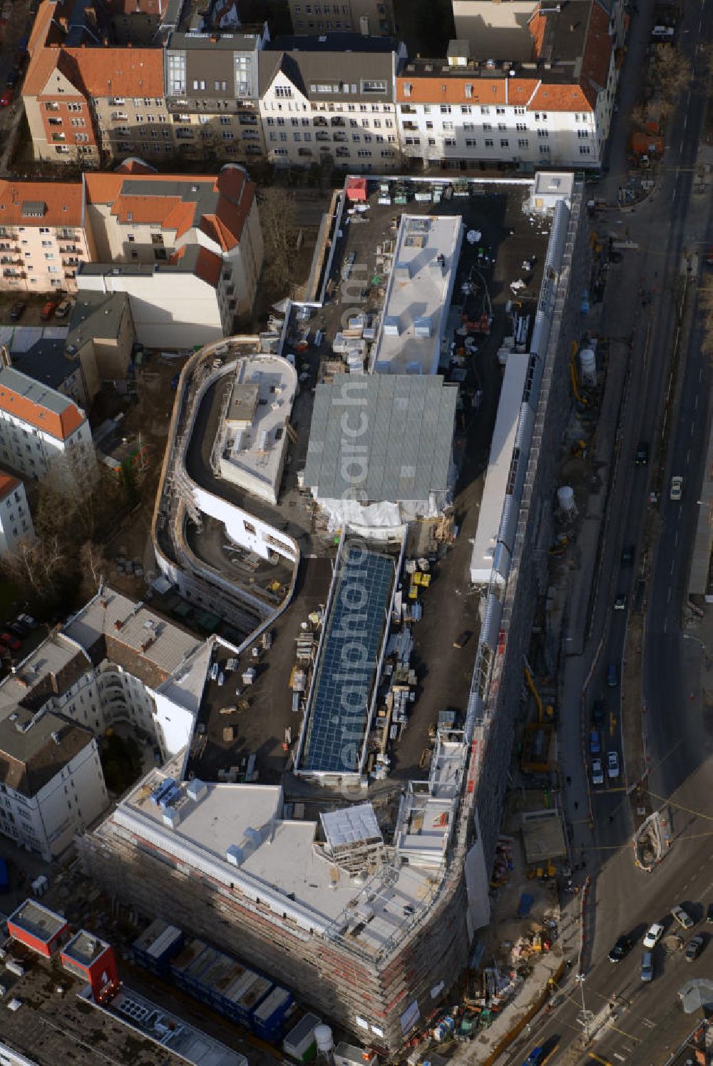 Berlin from above - Blick auf das Schloss - Straßen - Center ( SSC ) in Steglitz Berlin. Das Schloss - Straßen - Center wurde Ende März 2007 fertiggestellt und eröffnet. Mit der zentralen Lage direkt am Verkehrsknotenpunkt Walther - Schreiber - Platz und den über 70 Fachgeschäften bietet das Center einen bequemen Einkaufsort für die Einwohner. Kontakt: DTZ Zadelhoff Tie Leung GmbH, Centermanager: Werner Gresens, Walther-Schreiber-Platz 1, 12161 Berlin, Tel.: +49(0)30 886 22 95 0, Fax +49(0)30 886 22 95 30, Email: ssc@donaldsons.de