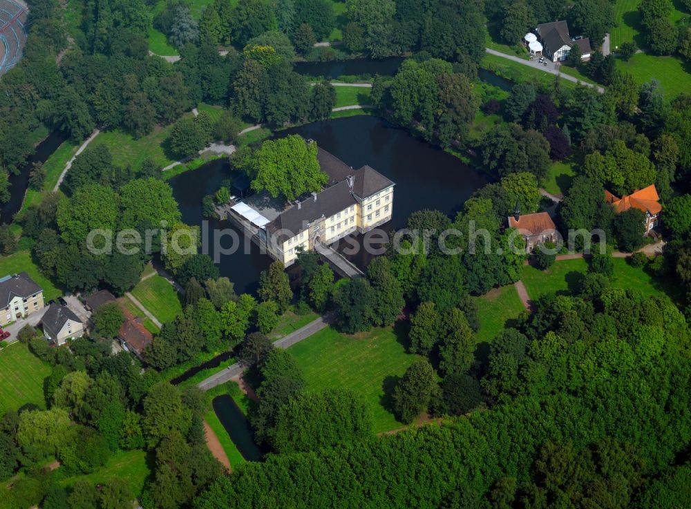 Aerial photograph Herne - Castle Struenkede in the Baukau part of Herne in the state of North Rhine-Westphalia. The collections of the Emscher Valley Museum are located here. The castle is also used for civil marriages. The water castle is surrounded by a moat on a small island in the castle park