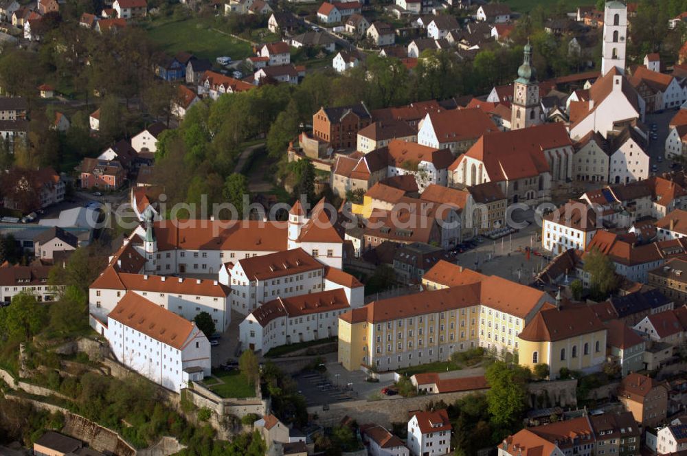 Sulzbach-Rosenberg from above - Blick auf das Schloss Sulzbach bzw. Burg Sulzbach. Es galt bereits im 8. Jahrhundert zum bedeutenden Herschaftszentrum auf dem Nordgau. Bis in das 12.Jahrhundurt wurde es als Burg genutzt und danach stetig zum Schloss umgebaut und erweitert. Kontakt: Tourist-Information + Kulturwerkstatt, Luitpoldplatz 25, 92237 Sulzbach-Rosenberg, Tel. +49(0)9661 510-110, 180 und 163, Fax +49(0)9661 510-208, E-Mail: tourist-info@Sulzbach-Rosenberg.de und kulturwerkstatt@Sulzbach-Rosenberg.de