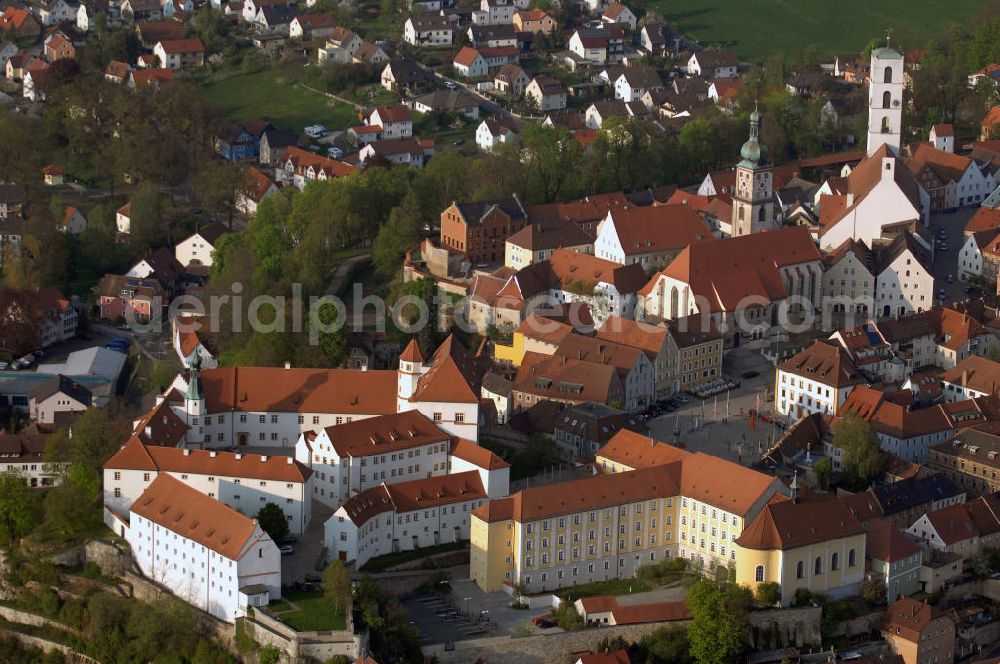 Sulzbach-Rosenberg from the bird's eye view: Blick auf das Schloss Sulzbach bzw. Burg Sulzbach. Es galt bereits im 8. Jahrhundert zum bedeutenden Herschaftszentrum auf dem Nordgau. Bis in das 12.Jahrhundurt wurde es als Burg genutzt und danach stetig zum Schloss umgebaut und erweitert. Kontakt: Tourist-Information + Kulturwerkstatt, Luitpoldplatz 25, 92237 Sulzbach-Rosenberg, Tel. +49(0)9661 510-110, 180 und 163, Fax +49(0)9661 510-208, E-Mail: tourist-info@Sulzbach-Rosenberg.de und kulturwerkstatt@Sulzbach-Rosenberg.de