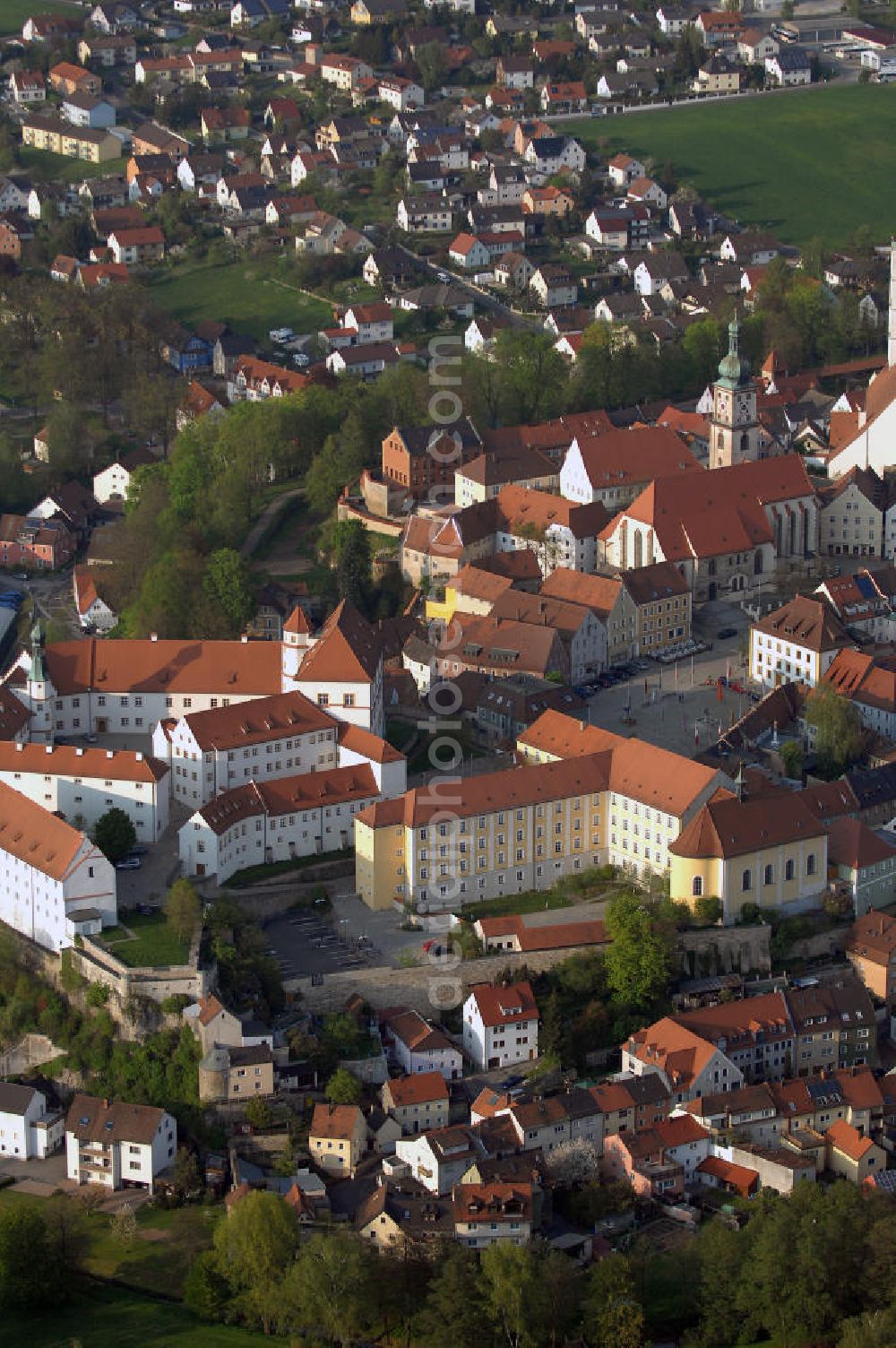 Aerial image Sulzbach-Rosenberg - Blick auf das Schloss Sulzbach bzw. Burg Sulzbach. Es galt bereits im 8. Jahrhundert zum bedeutenden Herschaftszentrum auf dem Nordgau. Bis in das 12.Jahrhundurt wurde es als Burg genutzt und danach stetig zum Schloss umgebaut und erweitert. Kontakt: Tourist-Information + Kulturwerkstatt, Luitpoldplatz 25, 92237 Sulzbach-Rosenberg, Tel. +49(0)9661 510-110, 180 und 163, Fax +49(0)9661 510-208, E-Mail: tourist-info@Sulzbach-Rosenberg.de und kulturwerkstatt@Sulzbach-Rosenberg.de