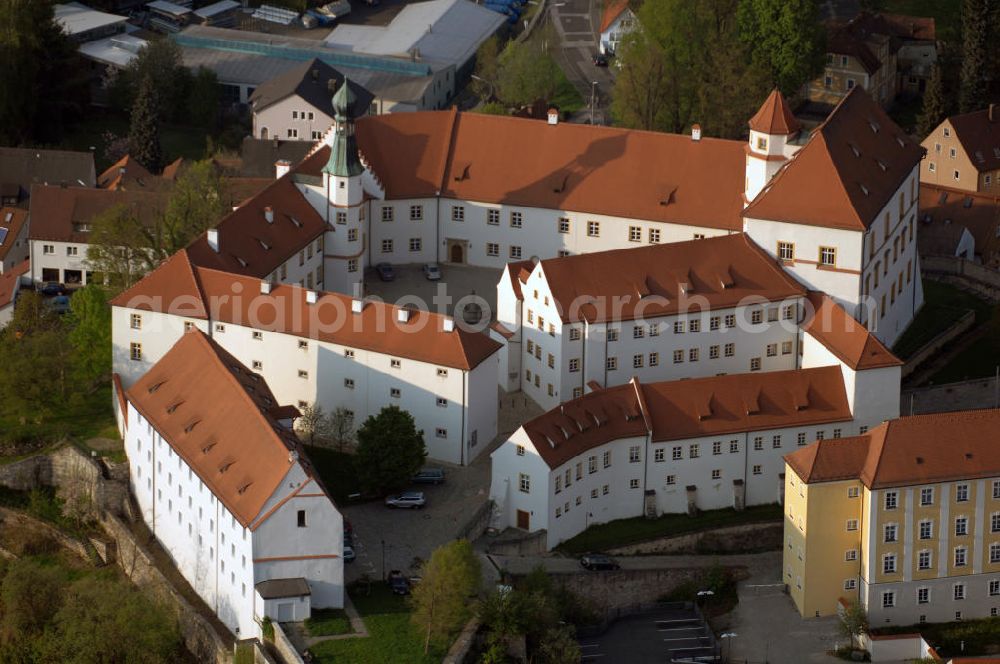 Sulzbach-Rosenberg from the bird's eye view: Blick auf das Schloss Sulzbach bzw. Burg Sulzbach. Es galt bereits im 8. Jahrhundert zum bedeutenden Herschaftszentrum auf dem Nordgau. Bis in das 12.Jahrhundurt wurde es als Burg genutzt und danach stetig zum Schloss umgebaut und erweitert. Kontakt: Tourist-Information + Kulturwerkstatt, Luitpoldplatz 25, 92237 Sulzbach-Rosenberg, Tel. +49(0)9661 510-110, 180 und 163, Fax +49(0)9661 510-208, E-Mail: tourist-info@Sulzbach-Rosenberg.de und kulturwerkstatt@Sulzbach-Rosenberg.de