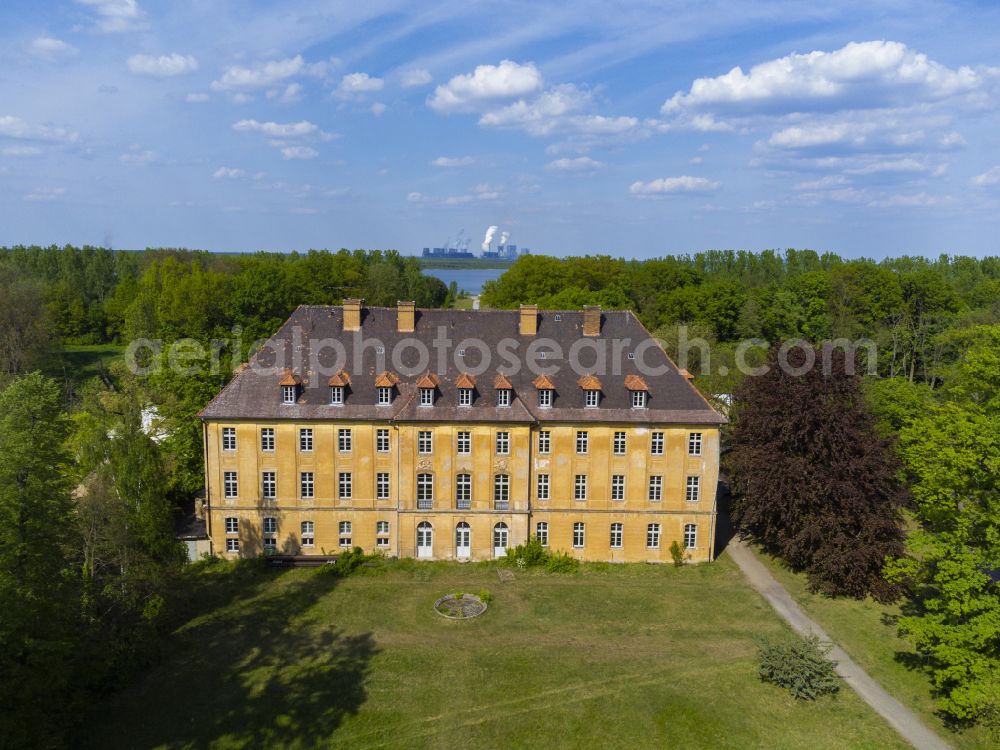 Boxberg/Oberlausitz from the bird's eye view: The New Uhyst Castle is located on the northern edge of the town of the same name, Uhyst, in the Saxon district of Goerlitz. It is close to the Spree, which flows through the town, and borders the Baerwalder See landscape park. The castle, which is now empty, includes a baroque garden and an English landscape park, in the state of Saxony, Germany