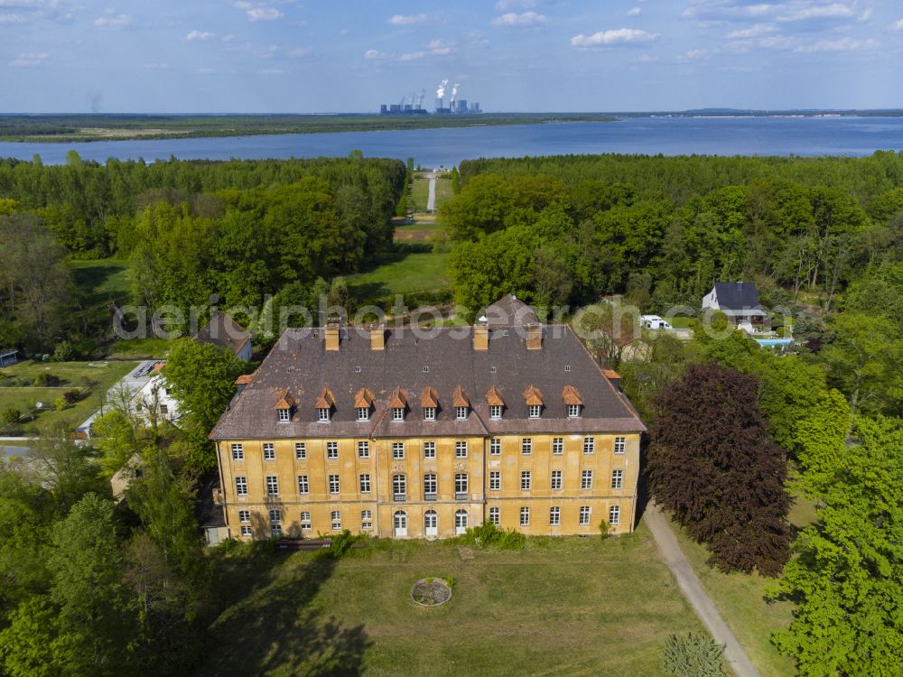 Aerial photograph Boxberg/Oberlausitz - The New Uhyst Castle is located on the northern edge of the town of the same name, Uhyst, in the Saxon district of Goerlitz. It is close to the Spree, which flows through the town, and borders the Baerwalder See landscape park. The castle, which is now empty, includes a baroque garden and an English landscape park, in the state of Saxony, Germany