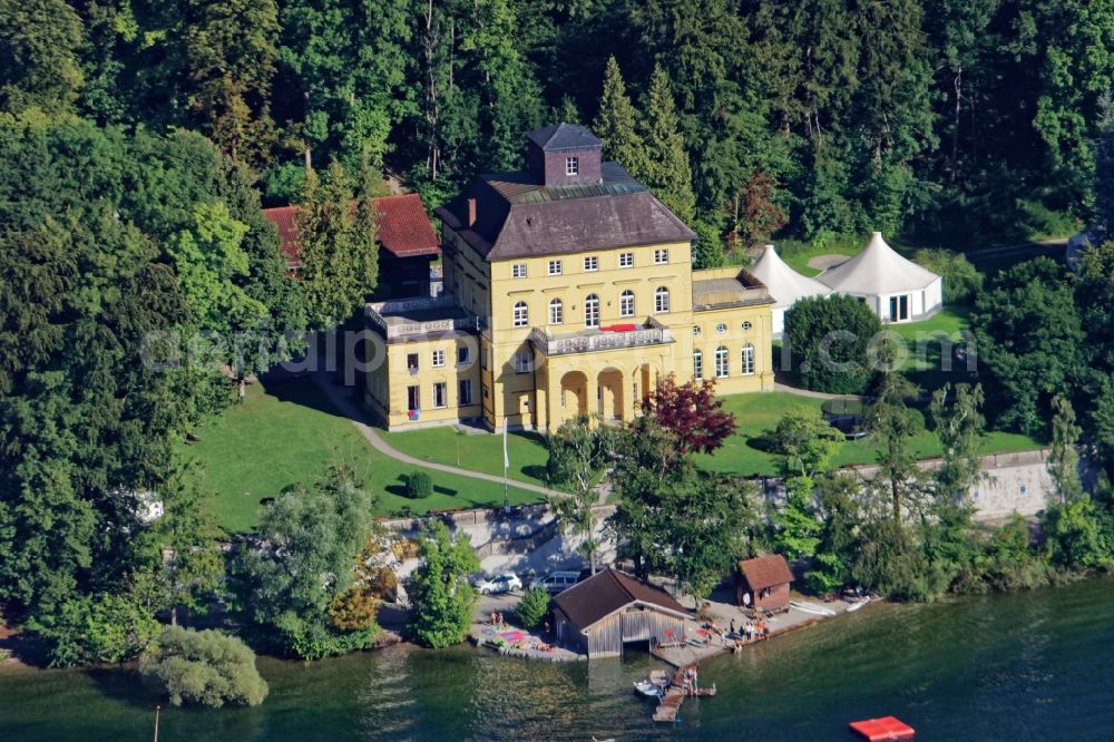 Aerial photograph Berg - Building of Schloss Unterallmannshausen near Allmannshausen in the village Berg in the state of Bavaria. The building erected by Ferdinand Josef von Hoerwarth on the banks of the Starnberger See is as a youth hostel and for youth camps