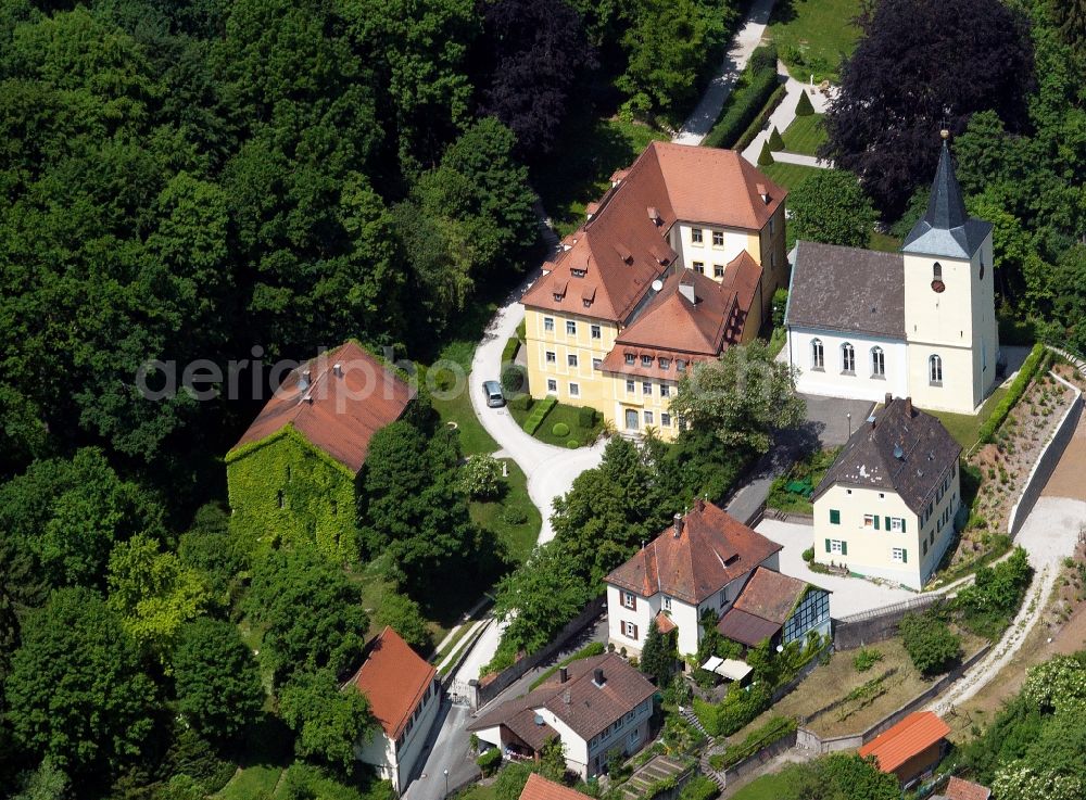 Unterleinleiter from the bird's eye view: Castle Unterleinleiter and the evangelical church of Unterleinleiter in the state of Bavaria. The castle was first mentioned in the 14th century and was later converted to a baroque castle. It is located on the outskirts of the borough and has a castle park which is home to modern and contemporary art. The white church is located right next to the historic building
