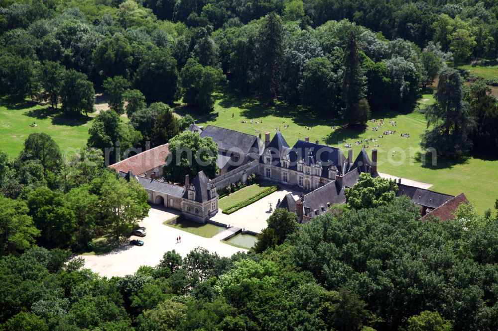 Tour-en-Sologne from above - Blick auf das Schloss Villesavin auf dem Ortsgebiet von Tour-en-Sologne im Département Loir-et-Cher der Region Centre. Das französische Jagdschloss ist eines der kleineren Loire-Schlösser. Sein Erbauer war ab 1527 Jean Le Breton, dem unter König Franz I. die Aufsicht über den Bau des Schlosses Chambord oblag. Die Arbeiten an Villesavin wurden im ersten Viertel des 17. Jahrhunderts unter Jean Phélipeaux abgeschlossen. View to the Castle Villesavin in the district Tour-en-Sologne of the region Centre. It was constructed in 1527 by Jean Le Breton, but the construction work finished not until the 17th century by Jean Phélipeaux.