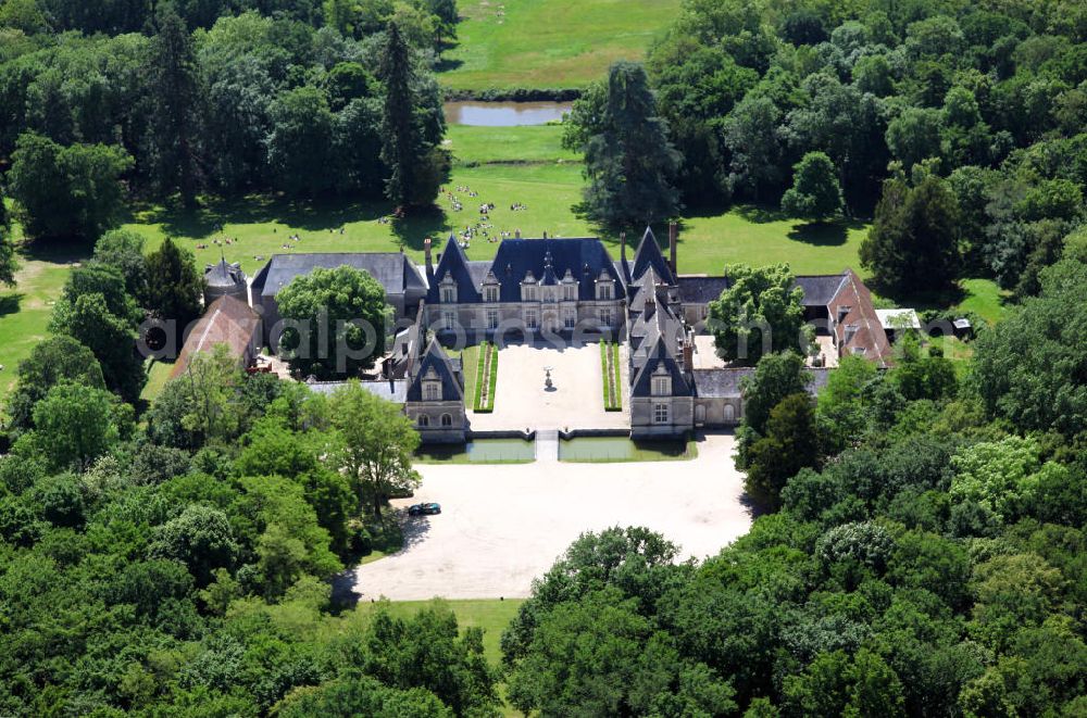 Tour-en-Sologne from the bird's eye view: Blick auf das Schloss Villesavin auf dem Ortsgebiet von Tour-en-Sologne im Département Loir-et-Cher der Region Centre. Das französische Jagdschloss ist eines der kleineren Loire-Schlösser. Sein Erbauer war ab 1527 Jean Le Breton, dem unter König Franz I. die Aufsicht über den Bau des Schlosses Chambord oblag. Die Arbeiten an Villesavin wurden im ersten Viertel des 17. Jahrhunderts unter Jean Phélipeaux abgeschlossen. View to the Castle Villesavin in the district Tour-en-Sologne of the region Centre. It was constructed in 1527 by Jean Le Breton, but the construction work finished not until the 17th century by Jean Phélipeaux.