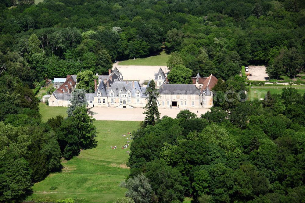 Aerial image Tour-en-Sologne - Blick auf das Schloss Villesavin auf dem Ortsgebiet von Tour-en-Sologne im Département Loir-et-Cher der Region Centre. Das französische Jagdschloss ist eines der kleineren Loire-Schlösser. Sein Erbauer war ab 1527 Jean Le Breton, dem unter König Franz I. die Aufsicht über den Bau des Schlosses Chambord oblag. Die Arbeiten an Villesavin wurden im ersten Viertel des 17. Jahrhunderts unter Jean Phélipeaux abgeschlossen. View to the Castle Villesavin in the district Tour-en-Sologne of the region Centre. It was constructed in 1527 by Jean Le Breton, but the construction work finished not until the 17th century by Jean Phélipeaux.