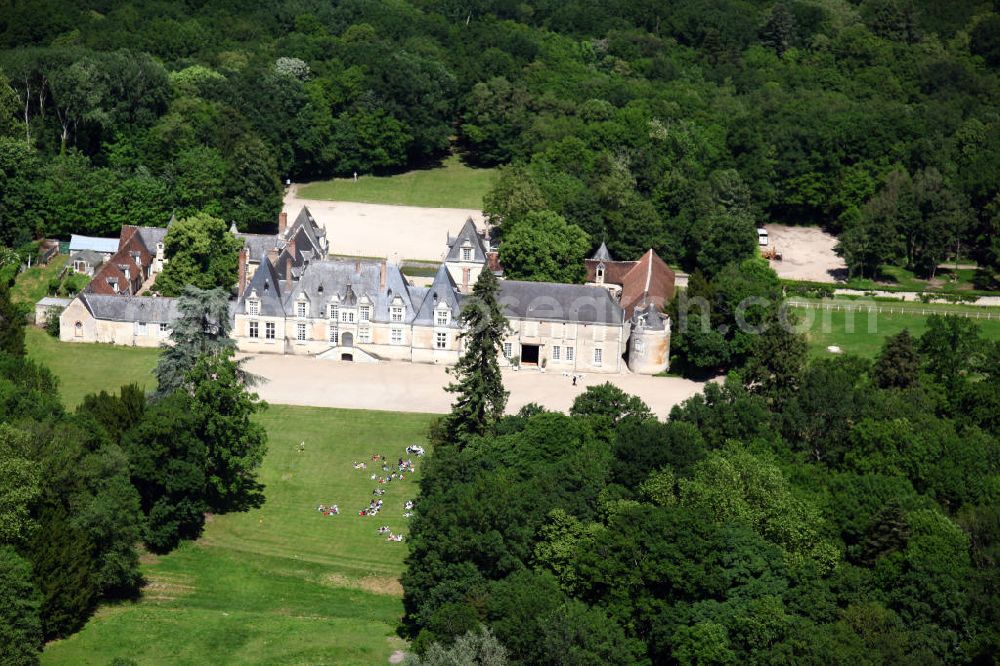 Aerial photograph Tour-en-Sologne - Blick auf das Schloss Villesavin auf dem Ortsgebiet von Tour-en-Sologne im Département Loir-et-Cher der Region Centre. Das französische Jagdschloss ist eines der kleineren Loire-Schlösser. Sein Erbauer war ab 1527 Jean Le Breton, dem unter König Franz I. die Aufsicht über den Bau des Schlosses Chambord oblag. Die Arbeiten an Villesavin wurden im ersten Viertel des 17. Jahrhunderts unter Jean Phélipeaux abgeschlossen. View to the Castle Villesavin in the district Tour-en-Sologne of the region Centre. It was constructed in 1527 by Jean Le Breton, but the construction work finished not until the 17th century by Jean Phélipeaux.