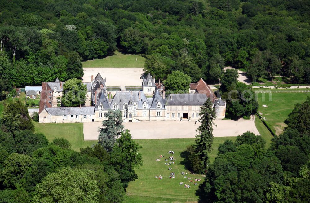 Tour-en-Sologne from above - Blick auf das Schloss Villesavin auf dem Ortsgebiet von Tour-en-Sologne im Département Loir-et-Cher der Region Centre. Das französische Jagdschloss ist eines der kleineren Loire-Schlösser. Sein Erbauer war ab 1527 Jean Le Breton, dem unter König Franz I. die Aufsicht über den Bau des Schlosses Chambord oblag. Die Arbeiten an Villesavin wurden im ersten Viertel des 17. Jahrhunderts unter Jean Phélipeaux abgeschlossen. View to the Castle Villesavin in the district Tour-en-Sologne of the region Centre. It was constructed in 1527 by Jean Le Breton, but the construction work finished not until the 17th century by Jean Phélipeaux.