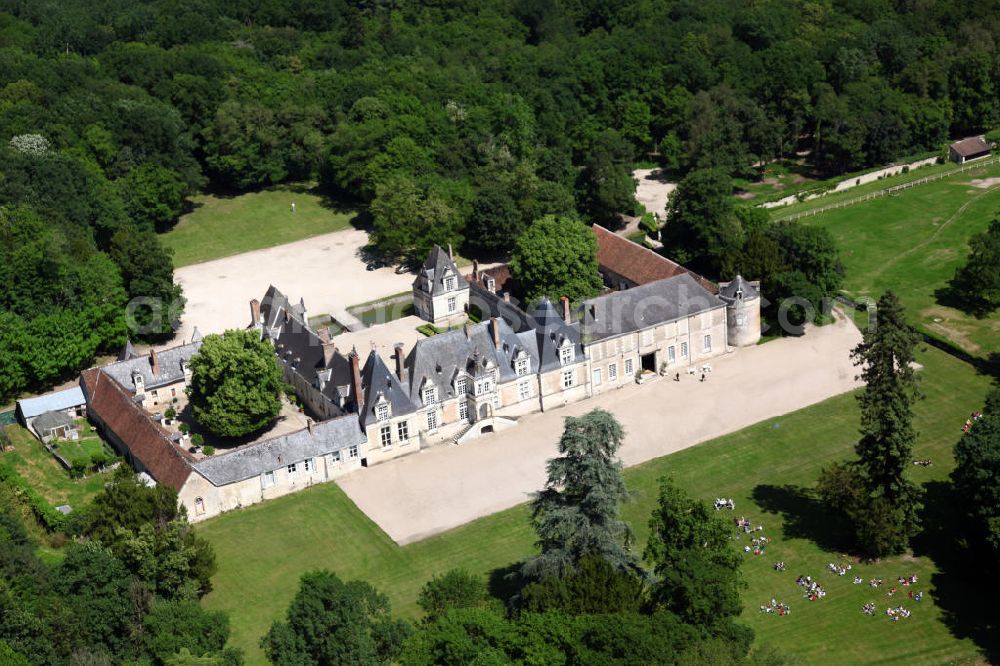 Aerial image Tour-en-Sologne - Blick auf das Schloss Villesavin auf dem Ortsgebiet von Tour-en-Sologne im Département Loir-et-Cher der Region Centre. Das französische Jagdschloss ist eines der kleineren Loire-Schlösser. Sein Erbauer war ab 1527 Jean Le Breton, dem unter König Franz I. die Aufsicht über den Bau des Schlosses Chambord oblag. Die Arbeiten an Villesavin wurden im ersten Viertel des 17. Jahrhunderts unter Jean Phélipeaux abgeschlossen. View to the Castle Villesavin in the district Tour-en-Sologne of the region Centre. It was constructed in 1527 by Jean Le Breton, but the construction work finished not until the 17th century by Jean Phélipeaux.