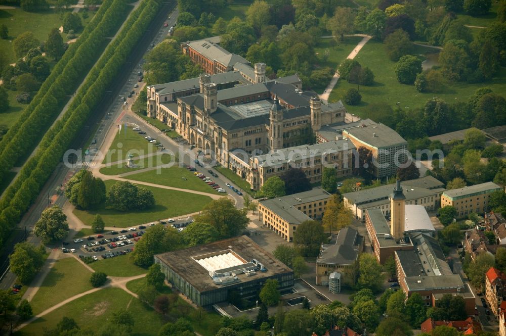 Aerial image Hannover - Building of the Castle Main Building, now the seat of the Gottfried Wilhelm Leibniz University in Hanover. The Main Building is since 1879 the seat of the Gottfried Wilhelm Leibniz University Hannove in Lower Saxony