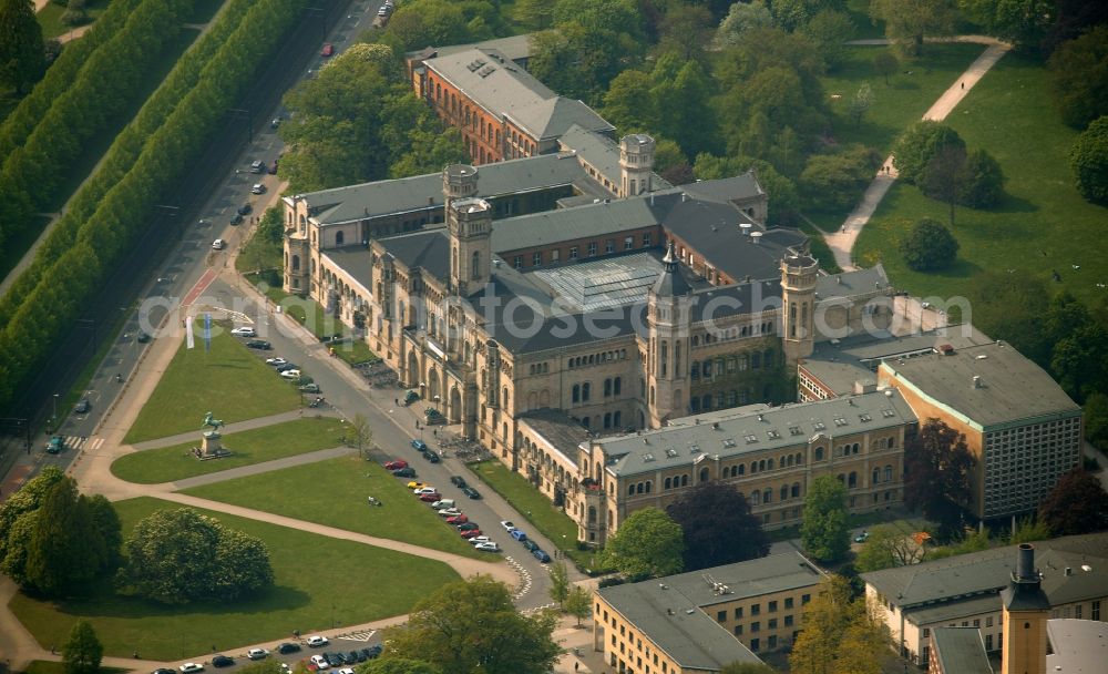 Aerial photograph Hannover - Building of the Castle Main Building, now the seat of the Gottfried Wilhelm Leibniz University in Hanover. The Main Building is since 1879 the seat of the Gottfried Wilhelm Leibniz University Hannove in Lower Saxony