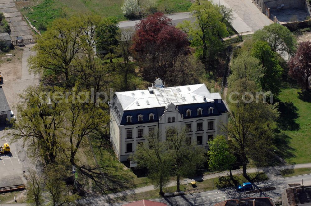 Aerial photograph WERNEUCHEN - Blick auf das Schloss Werneuchen. Erbaut wurde es im Jahr 1913, im Stil der französichen Renaissance, durch Hans Müller, den Schwiegersohn von Robert Stock, welcher ein gut betuchter Fabrik- und Rittergutbesitzer war. Stock kaufte das Areal für seine erste Tochter Frieda Müller, welches damals noch mit einer Post bebaut war. Im Zuge einer Bodenreform wurde die Familie Müller enteignet. Der untere Teil wurde als Schule genutz und der obere Teil als Wohnungen. Seit Anfang der siebziger Jahre stand das Schloss leer und verfiel. Die Erben der Müller schlugen das Erbe aus und somit ging es 1990 in den Besitz der Stadt über. Im Jahr 2003 begannen die Restaurierungsarbeiten am Schloss. Seit Beendigung der Arbeiten steht das Schloss wieder leer.