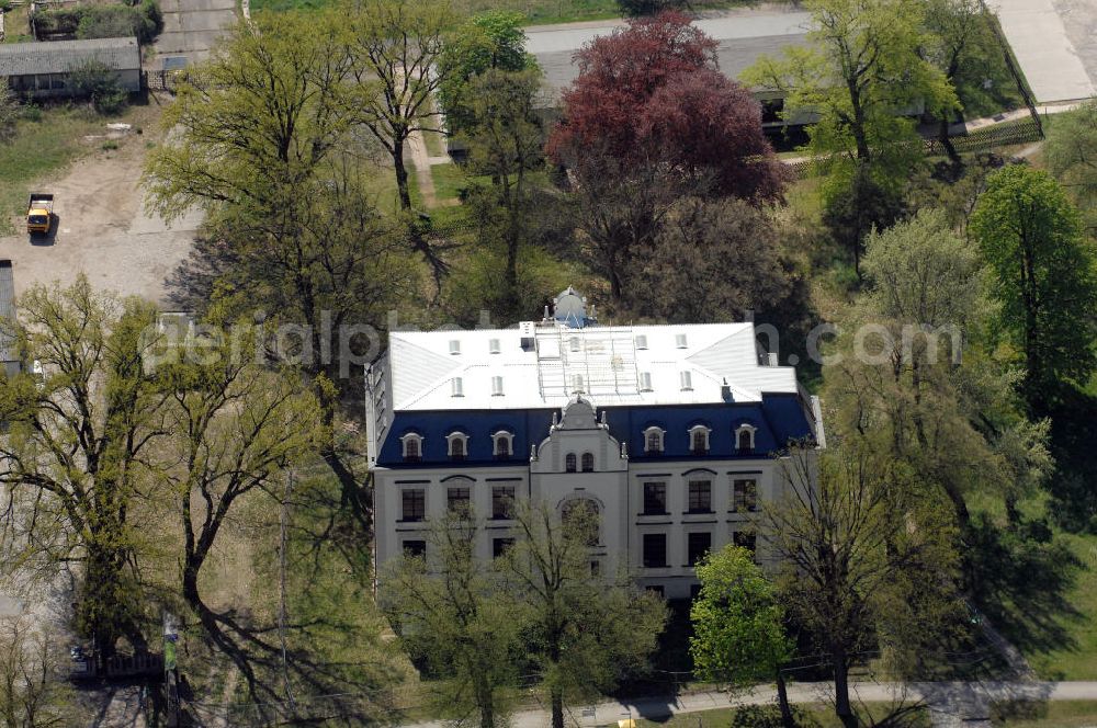 WERNEUCHEN from above - Blick auf das Schloss Werneuchen. Erbaut wurde es im Jahr 1913, im Stil der französichen Renaissance, durch Hans Müller, den Schwiegersohn von Robert Stock, welcher ein gut betuchter Fabrik- und Rittergutbesitzer war. Stock kaufte das Areal für seine erste Tochter Frieda Müller, welches damals noch mit einer Post bebaut war. Im Zuge einer Bodenreform wurde die Familie Müller enteignet. Der untere Teil wurde als Schule genutz und der obere Teil als Wohnungen. Seit Anfang der siebziger Jahre stand das Schloss leer und verfiel. Die Erben der Müller schlugen das Erbe aus und somit ging es 1990 in den Besitz der Stadt über. Im Jahr 2003 begannen die Restaurierungsarbeiten am Schloss. Seit Beendigung der Arbeiten steht das Schloss wieder leer.