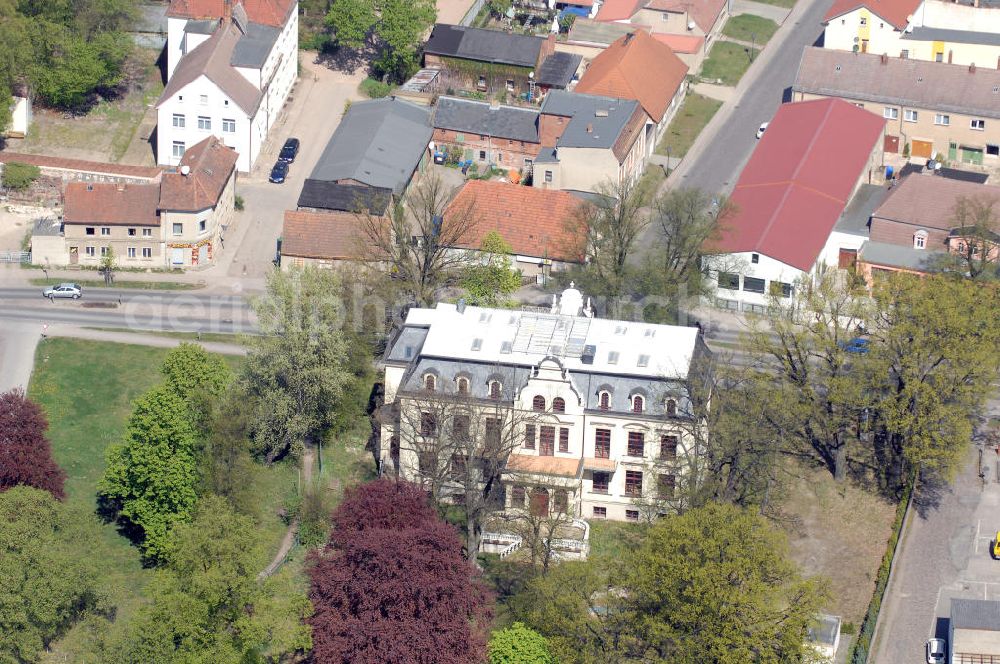 WERNEUCHEN from the bird's eye view: Blick auf das Schloss Werneuchen. Erbaut wurde es im Jahr 1913, im Stil der französichen Renaissance, durch Hans Müller, den Schwiegersohn von Robert Stock, welcher ein gut betuchter Fabrik- und Rittergutbesitzer war. Stock kaufte das Areal für seine erste Tochter Frieda Müller, welches damals noch mit einer Post bebaut war. Im Zuge einer Bodenreform wurde die Familie Müller enteignet. Der untere Teil wurde als Schule genutz und der obere Teil als Wohnungen. Seit Anfang der siebziger Jahre stand das Schloss leer und verfiel. Die Erben der Müller schlugen das Erbe aus und somit ging es 1990 in den Besitz der Stadt über. Im Jahr 2003 begannen die Restaurierungsarbeiten am Schloss. Seit Beendigung der Arbeiten steht das Schloss wieder leer.