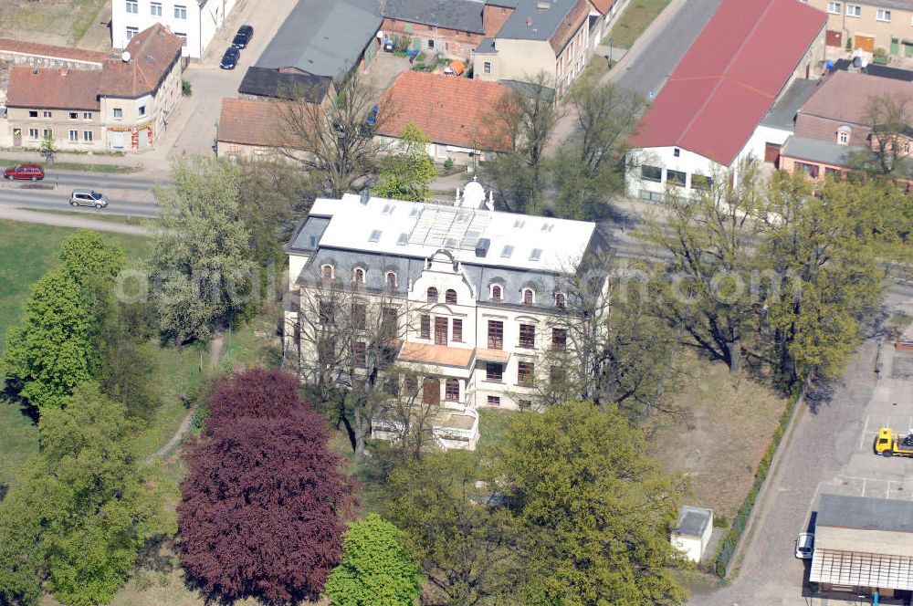 Aerial image WERNEUCHEN - Blick auf das Schloss Werneuchen. Erbaut wurde es im Jahr 1913, im Stil der französichen Renaissance, durch Hans Müller, den Schwiegersohn von Robert Stock, welcher ein gut betuchter Fabrik- und Rittergutbesitzer war. Stock kaufte das Areal für seine erste Tochter Frieda Müller, welches damals noch mit einer Post bebaut war. Im Zuge einer Bodenreform wurde die Familie Müller enteignet. Der untere Teil wurde als Schule genutz und der obere Teil als Wohnungen. Seit Anfang der siebziger Jahre stand das Schloss leer und verfiel. Die Erben der Müller schlugen das Erbe aus und somit ging es 1990 in den Besitz der Stadt über. Im Jahr 2003 begannen die Restaurierungsarbeiten am Schloss. Seit Beendigung der Arbeiten steht das Schloss wieder leer.