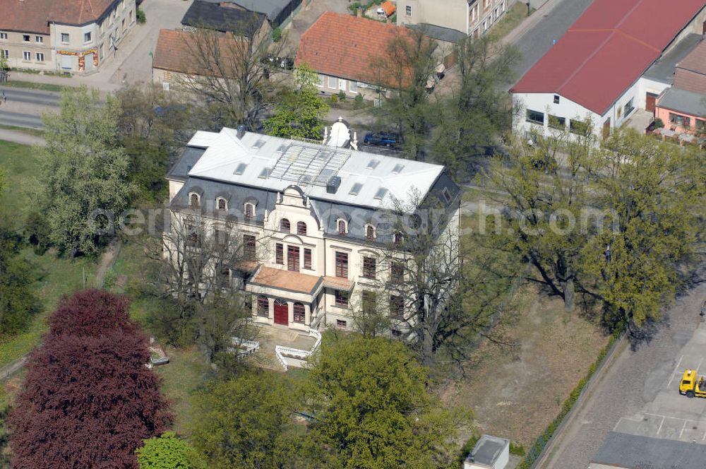 Aerial photograph WERNEUCHEN - Blick auf das Schloss Werneuchen. Erbaut wurde es im Jahr 1913, im Stil der französichen Renaissance, durch Hans Müller, den Schwiegersohn von Robert Stock, welcher ein gut betuchter Fabrik- und Rittergutbesitzer war. Stock kaufte das Areal für seine erste Tochter Frieda Müller, welches damals noch mit einer Post bebaut war. Im Zuge einer Bodenreform wurde die Familie Müller enteignet. Der untere Teil wurde als Schule genutz und der obere Teil als Wohnungen. Seit Anfang der siebziger Jahre stand das Schloss leer und verfiel. Die Erben der Müller schlugen das Erbe aus und somit ging es 1990 in den Besitz der Stadt über. Im Jahr 2003 begannen die Restaurierungsarbeiten am Schloss. Seit Beendigung der Arbeiten steht das Schloss wieder leer.