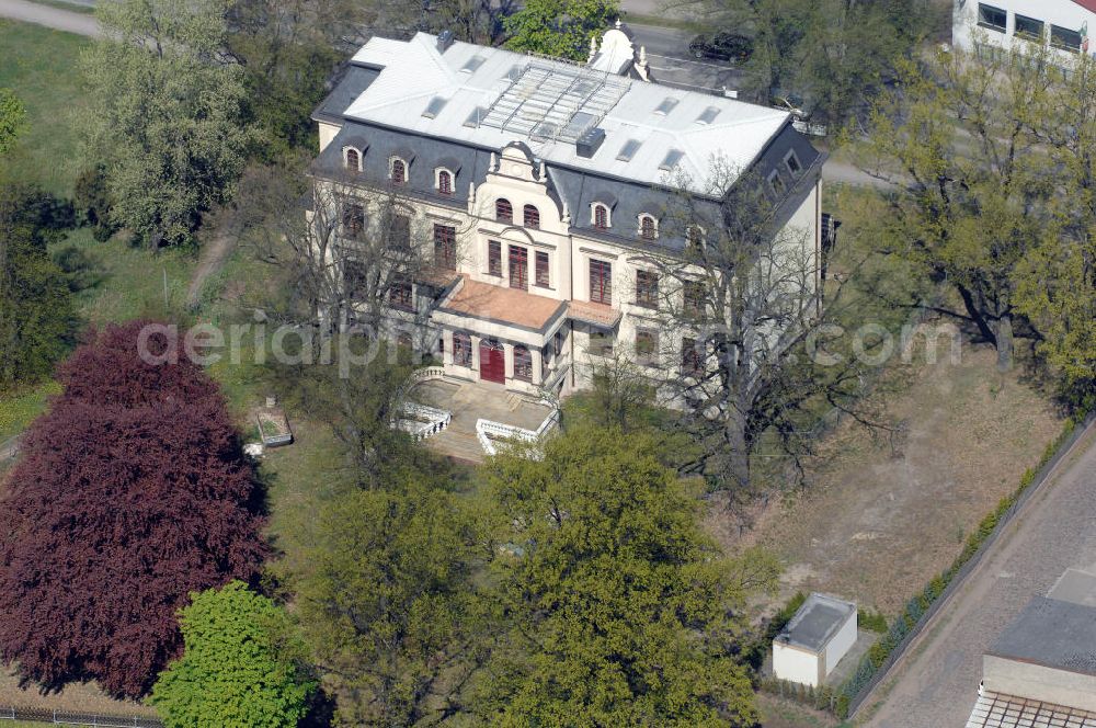 WERNEUCHEN from above - Blick auf das Schloss Werneuchen. Erbaut wurde es im Jahr 1913, im Stil der französichen Renaissance, durch Hans Müller, den Schwiegersohn von Robert Stock, welcher ein gut betuchter Fabrik- und Rittergutbesitzer war. Stock kaufte das Areal für seine erste Tochter Frieda Müller, welches damals noch mit einer Post bebaut war. Im Zuge einer Bodenreform wurde die Familie Müller enteignet. Der untere Teil wurde als Schule genutz und der obere Teil als Wohnungen. Seit Anfang der siebziger Jahre stand das Schloss leer und verfiel. Die Erben der Müller schlugen das Erbe aus und somit ging es 1990 in den Besitz der Stadt über. Im Jahr 2003 begannen die Restaurierungsarbeiten am Schloss. Seit Beendigung der Arbeiten steht das Schloss wieder leer.