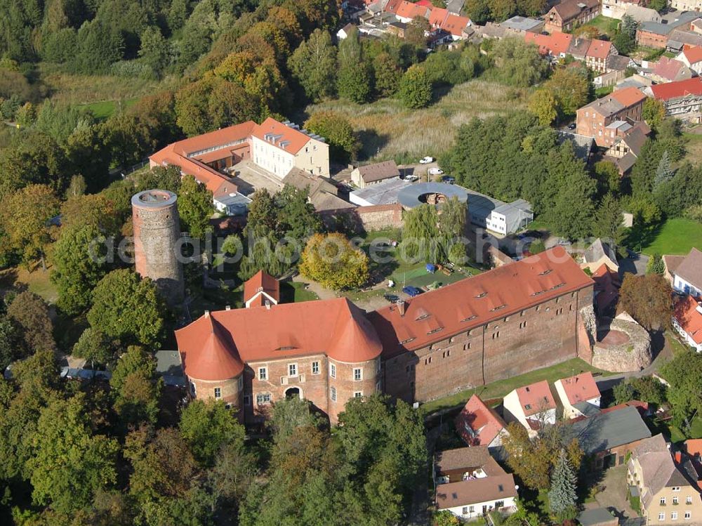 Belzig from above - 07.10.2004 Blick auf die Burg Eisenhardt in Belzig, eine Festungsanlage mit sieben Ecktürmen. Hier befinden sich unter an derem das Standesamt und das Heimatmuseum. Vom 24 Meter hohen Butterturm hat man einen guten Rundblick über die Stadt und die Fläminglandschaft. Links ist das Heimatmuseum, im Ostteil das Salzmagazin, welches jetzt als Hotel genutzt wird. Burg Eisenhardt Belzig, Straße der Einheit 5, 14806 Belzig, Tel.:03 38 41/38 79 91 0, Fax: 03 38 41/38 79 99 9, biblbelzig@t-online.de,