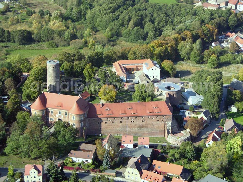 Belzig from the bird's eye view: 07.10.2004 Blick auf die Burg Eisenhardt in Belzig, eine Festungsanlage mit sieben Ecktürmen. Hier befinden sich unter an derem das Standesamt und das Heimatmuseum. Vom 24 Meter hohen Butterturm hat man einen guten Rundblick über die Stadt und die Fläminglandschaft. Links ist das Heimatmuseum, im Ostteil das Salzmagazin, welches jetzt als Hotel genutzt wird. Burg Eisenhardt Belzig, Straße der Einheit 5, 14806 Belzig, Tel.:03 38 41/38 79 91 0, Fax: 03 38 41/38 79 99 9, biblbelzig@t-online.de,