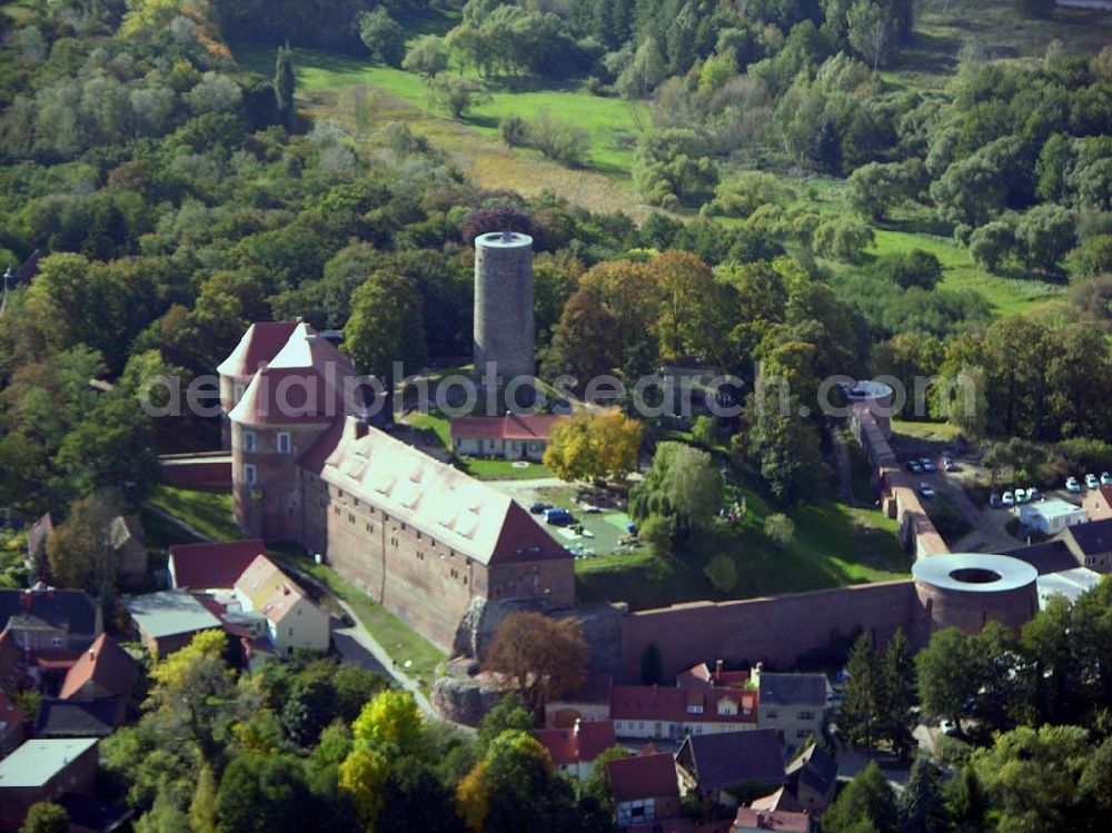 Aerial image Belzig - 07.10.2004 Blick auf die Burg Eisenhardt in Belzig, eine Festungsanlage mit sieben Ecktürmen. Hier befinden sich unter an derem das Standesamt und das Heimatmuseum. Vom 24 Meter hohen Butterturm hat man einen guten Rundblick über die Stadt und die Fläminglandschaft. Links ist das Heimatmuseum, im Ostteil das Salzmagazin, welches jetzt als Hotel genutzt wird. Burg Eisenhardt Belzig, Straße der Einheit 5, 14806 Belzig, Tel.:03 38 41/38 79 91 0, Fax: 03 38 41/38 79 99 9, biblbelzig@t-online.de,