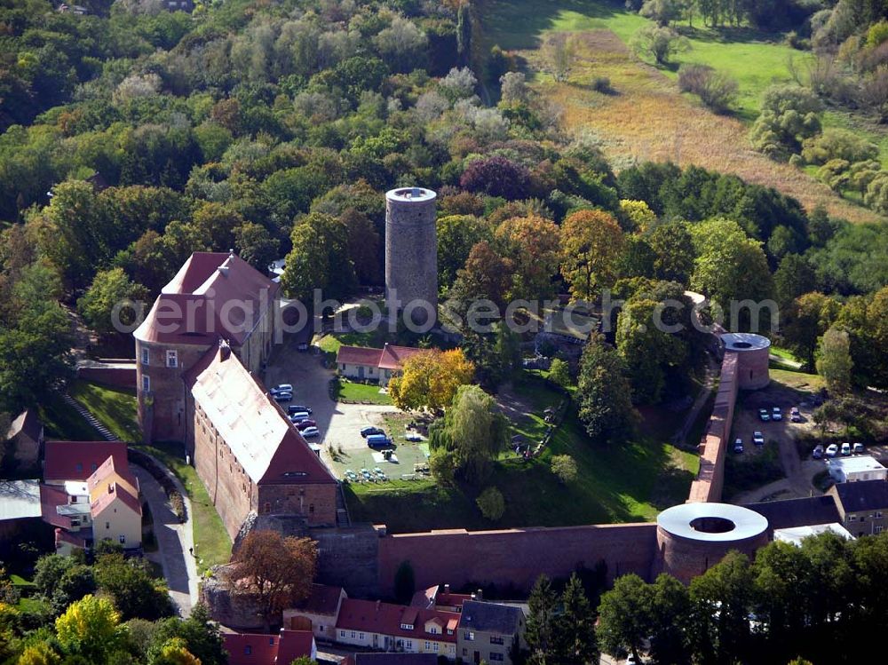 Aerial photograph Belzig - 07.10.2004 Blick auf die Burg Eisenhardt in Belzig, eine Festungsanlage mit sieben Ecktürmen. Hier befinden sich unter an derem das Standesamt und das Heimatmuseum. Vom 24 Meter hohen Butterturm hat man einen guten Rundblick über die Stadt und die Fläminglandschaft. Links ist das Heimatmuseum, im Ostteil das Salzmagazin, welches jetzt als Hotel genutzt wird. Burg Eisenhardt Belzig, Straße der Einheit 5, 14806 Belzig, Tel.:03 38 41/38 79 91 0, Fax: 03 38 41/38 79 99 9, biblbelzig@t-online.de,