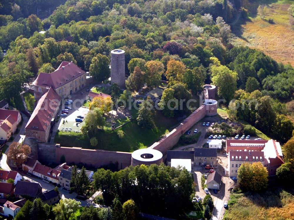 Belzig from above - 07.10.2004 Blick auf die Burg Eisenhardt in Belzig, eine Festungsanlage mit sieben Ecktürmen. Hier befinden sich unter an derem das Standesamt und das Heimatmuseum. Vom 24 Meter hohen Butterturm hat man einen guten Rundblick über die Stadt und die Fläminglandschaft. Links ist das Heimatmuseum, im Ostteil das Salzmagazin, welches jetzt als Hotel genutzt wird. Burg Eisenhardt Belzig, Straße der Einheit 5, 14806 Belzig, Tel.:03 38 41/38 79 91 0, Fax: 03 38 41/38 79 99 9, biblbelzig@t-online.de,