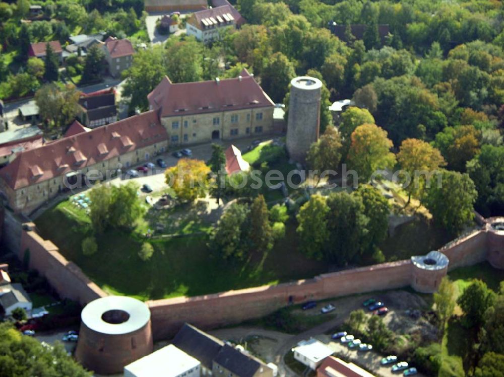 Belzig from the bird's eye view: 07.10.2004 Blick auf die Burg Eisenhardt in Belzig, eine Festungsanlage mit sieben Ecktürmen. Hier befinden sich unter an derem das Standesamt und das Heimatmuseum. Vom 24 Meter hohen Butterturm hat man einen guten Rundblick über die Stadt und die Fläminglandschaft. Links ist das Heimatmuseum, im Ostteil das Salzmagazin, welches jetzt als Hotel genutzt wird. Burg Eisenhardt Belzig, Straße der Einheit 5, 14806 Belzig, Tel.:03 38 41/38 79 91 0, Fax: 03 38 41/38 79 99 9, biblbelzig@t-online.de,