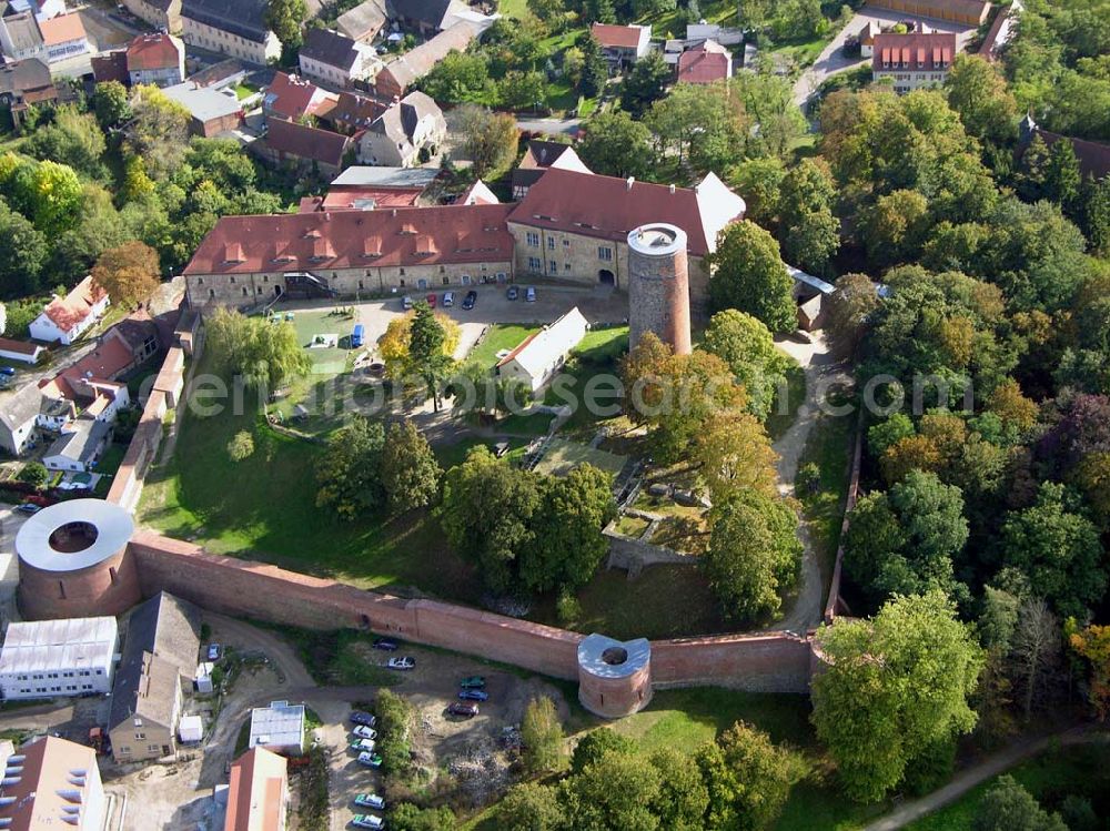 Aerial image Belzig - 07.10.2004 Blick auf die Burg Eisenhardt in Belzig, eine Festungsanlage mit sieben Ecktürmen. Hier befinden sich unter an derem das Standesamt und das Heimatmuseum. Vom 24 Meter hohen Butterturm hat man einen guten Rundblick über die Stadt und die Fläminglandschaft. Links ist das Heimatmuseum, im Ostteil das Salzmagazin, welches jetzt als Hotel genutzt wird. Burg Eisenhardt Belzig, Straße der Einheit 5, 14806 Belzig, Tel.:03 38 41/38 79 91 0, Fax: 03 38 41/38 79 99 9, biblbelzig@t-online.de,