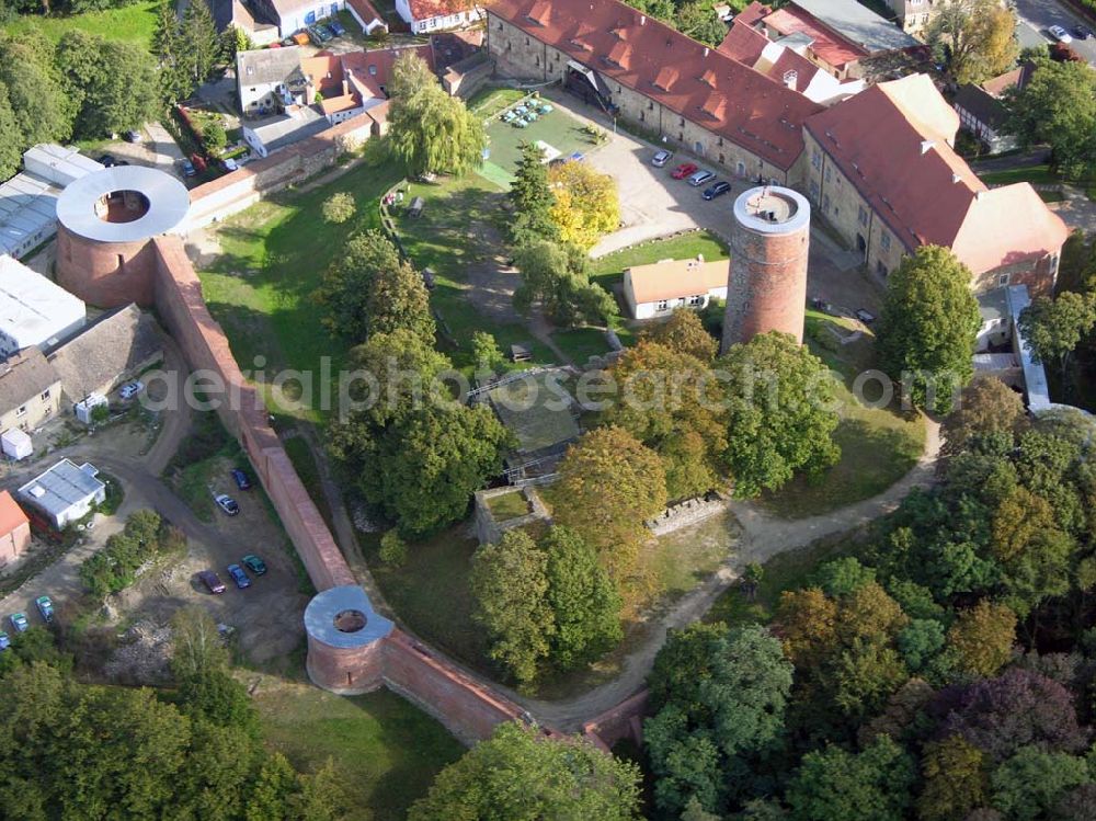 Aerial photograph Belzig - 07.10.2004 Blick auf die Burg Eisenhardt in Belzig, eine Festungsanlage mit sieben Ecktürmen. Hier befinden sich unter an derem das Standesamt und das Heimatmuseum. Vom 24 Meter hohen Butterturm hat man einen guten Rundblick über die Stadt und die Fläminglandschaft. Links ist das Heimatmuseum, im Ostteil das Salzmagazin, welches jetzt als Hotel genutzt wird. Burg Eisenhardt Belzig, Straße der Einheit 5, 14806 Belzig, Tel.:03 38 41/38 79 91 0, Fax: 03 38 41/38 79 99 9, biblbelzig@t-online.de,