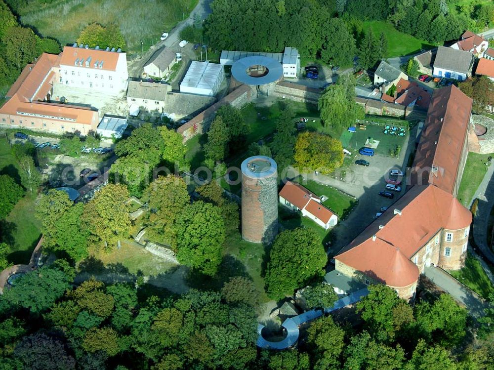 Belzig from the bird's eye view: 07.10.2004 Blick auf die Burg Eisenhardt in Belzig, eine Festungsanlage mit sieben Ecktürmen. Hier befinden sich unter an derem das Standesamt und das Heimatmuseum. Vom 24 Meter hohen Butterturm hat man einen guten Rundblick über die Stadt und die Fläminglandschaft. Links ist das Heimatmuseum, im Ostteil das Salzmagazin, welches jetzt als Hotel genutzt wird. Burg Eisenhardt Belzig, Straße der Einheit 5, 14806 Belzig, Tel.:03 38 41/38 79 91 0, Fax: 03 38 41/38 79 99 9, biblbelzig@t-online.de,