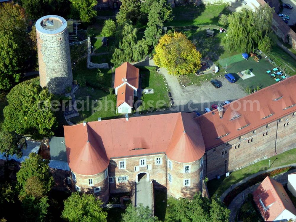 Aerial image Belzig - 07.10.2004 Blick auf die Burg Eisenhardt in Belzig, eine Festungsanlage mit sieben Ecktürmen. Hier befinden sich unter an derem das Standesamt und das Heimatmuseum. Vom 24 Meter hohen Butterturm hat man einen guten Rundblick über die Stadt und die Fläminglandschaft. Links ist das Heimatmuseum, im Ostteil das Salzmagazin, welches jetzt als Hotel genutzt wird. Burg Eisenhardt Belzig, Straße der Einheit 5, 14806 Belzig, Tel.:03 38 41/38 79 91 0, Fax: 03 38 41/38 79 99 9, biblbelzig@t-online.de,