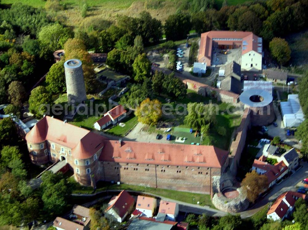 Aerial photograph Belzig - 07.10.2004 Blick auf die Burg Eisenhardt in Belzig, eine Festungsanlage mit sieben Ecktürmen. Hier befinden sich unter an derem das Standesamt und das Heimatmuseum. Vom 24 Meter hohen Butterturm hat man einen guten Rundblick über die Stadt und die Fläminglandschaft. Links ist das Heimatmuseum, im Ostteil das Salzmagazin, welches jetzt als Hotel genutzt wird. Burg Eisenhardt Belzig, Straße der Einheit 5, 14806 Belzig, Tel.:03 38 41/38 79 91 0, Fax: 03 38 41/38 79 99 9, biblbelzig@t-online.de,