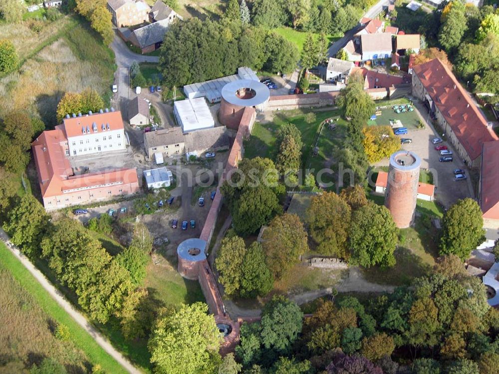 Aerial image Belzig - 07.10.2004 Blick auf die Burg Eisenhardt in Belzig, eine Festungsanlage mit sieben Ecktürmen. Hier befinden sich unter an derem das Standesamt und das Heimatmuseum. Vom 24 Meter hohen Butterturm hat man einen guten Rundblick über die Stadt und die Fläminglandschaft. Links ist das Heimatmuseum, im Ostteil das Salzmagazin, welches jetzt als Hotel genutzt wird. Burg Eisenhardt Belzig, Straße der Einheit 5, 14806 Belzig, Tel.:03 38 41/38 79 91 0, Fax: 03 38 41/38 79 99 9, biblbelzig@t-online.de,