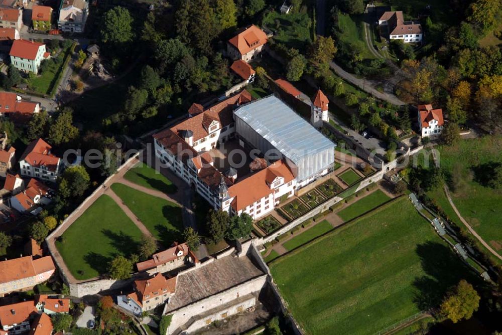 Schmalkalden from the bird's eye view: Blick auf das Schloss Wilhelmsburg. Das Schloss gilt aufgrund seiner umfassend erhaltenen Außenanlagen, der originalen Raumstruktur mit farben-prächtigen Wandmalereien und herrlicher Stuckatur als bedeutendes Denkmal der Renaissance-Baukunst. Kontakt: Schlossberg 9, 98574 Schmalkalden; Tel. 03683/ 403186