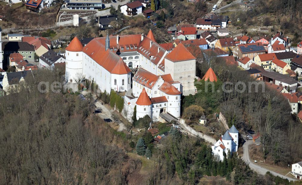 Wörth an der Donau from the bird's eye view: Das Schloss Wörth an der Straubinger Straße in Wörth an der Donau. Das Schloss wurde im dreizehnten Jahrhundert erbaut und wird heute vom Seniorenstift pro seniore als Seniorenwohnheim genutzt. The castle Woerth at the Straubinger Strasse in Woerth on the Danube.