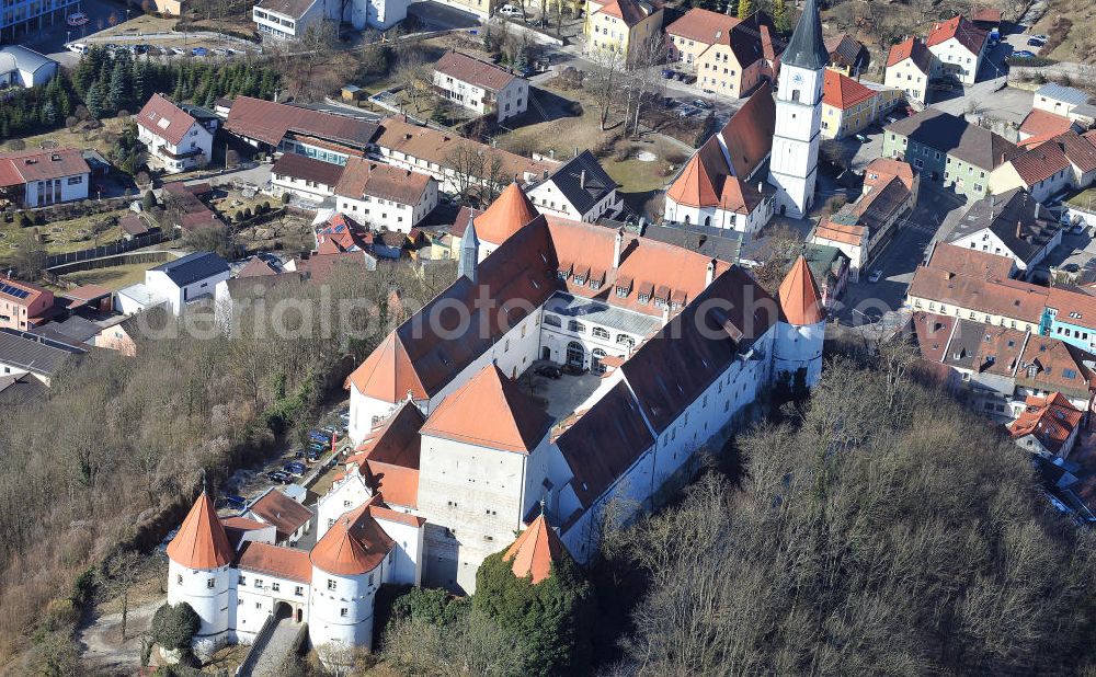 Wörth an der Donau from above - Das Schloss Wörth an der Straubinger Straße in Wörth an der Donau. Das Schloss wurde im dreizehnten Jahrhundert erbaut und wird heute vom Seniorenstift pro seniore als Seniorenwohnheim genutzt. The castle Woerth at the Straubinger Strasse in Woerth on the Danube.