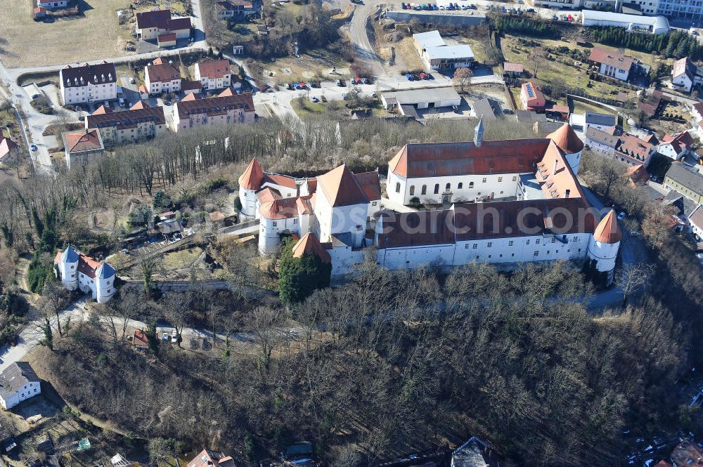 Wörth an der Donau from the bird's eye view: Das Schloss Wörth an der Straubinger Straße in Wörth an der Donau. Das Schloss wurde im dreizehnten Jahrhundert erbaut und wird heute vom Seniorenstift pro seniore als Seniorenwohnheim genutzt. The castle Woerth at the Straubinger Strasse in Woerth on the Danube.