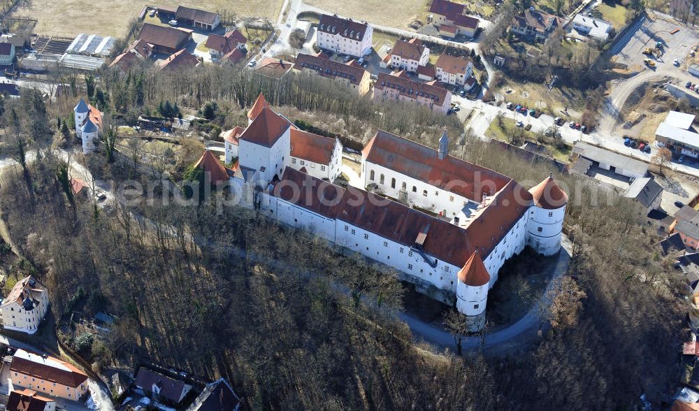 Aerial image Wörth an der Donau - Das Schloss Wörth an der Straubinger Straße in Wörth an der Donau. Das Schloss wurde im dreizehnten Jahrhundert erbaut und wird heute vom Seniorenstift pro seniore als Seniorenwohnheim genutzt. The castle Woerth at the Straubinger Strasse in Woerth on the Danube.