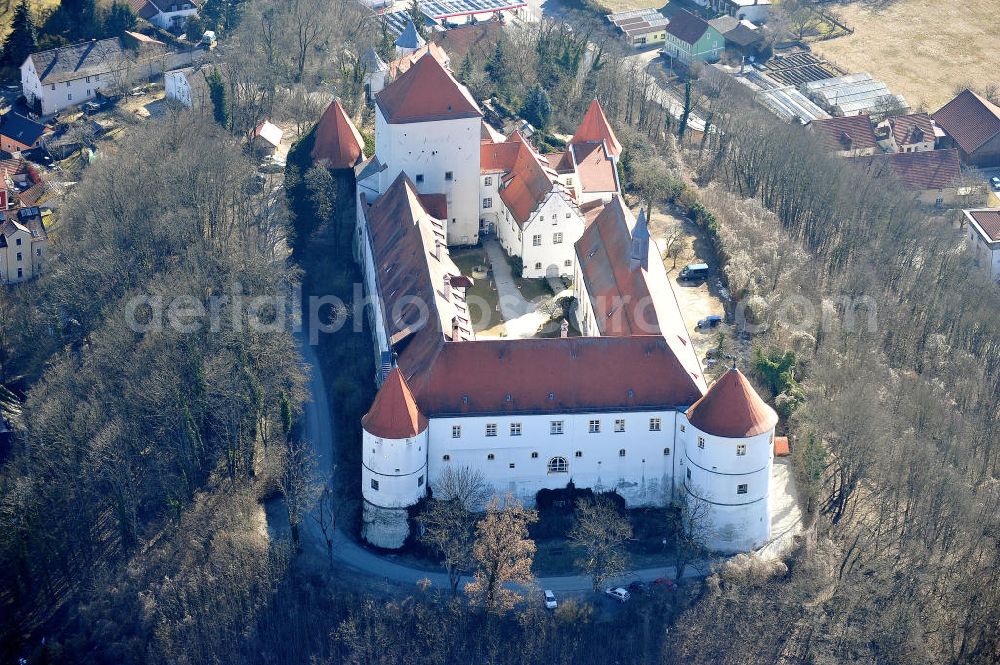 Aerial photograph Wörth an der Donau - Das Schloss Wörth an der Straubinger Straße in Wörth an der Donau. Das Schloss wurde im dreizehnten Jahrhundert erbaut und wird heute vom Seniorenstift pro seniore als Seniorenwohnheim genutzt. The castle Woerth at the Straubinger Strasse in Woerth on the Danube.