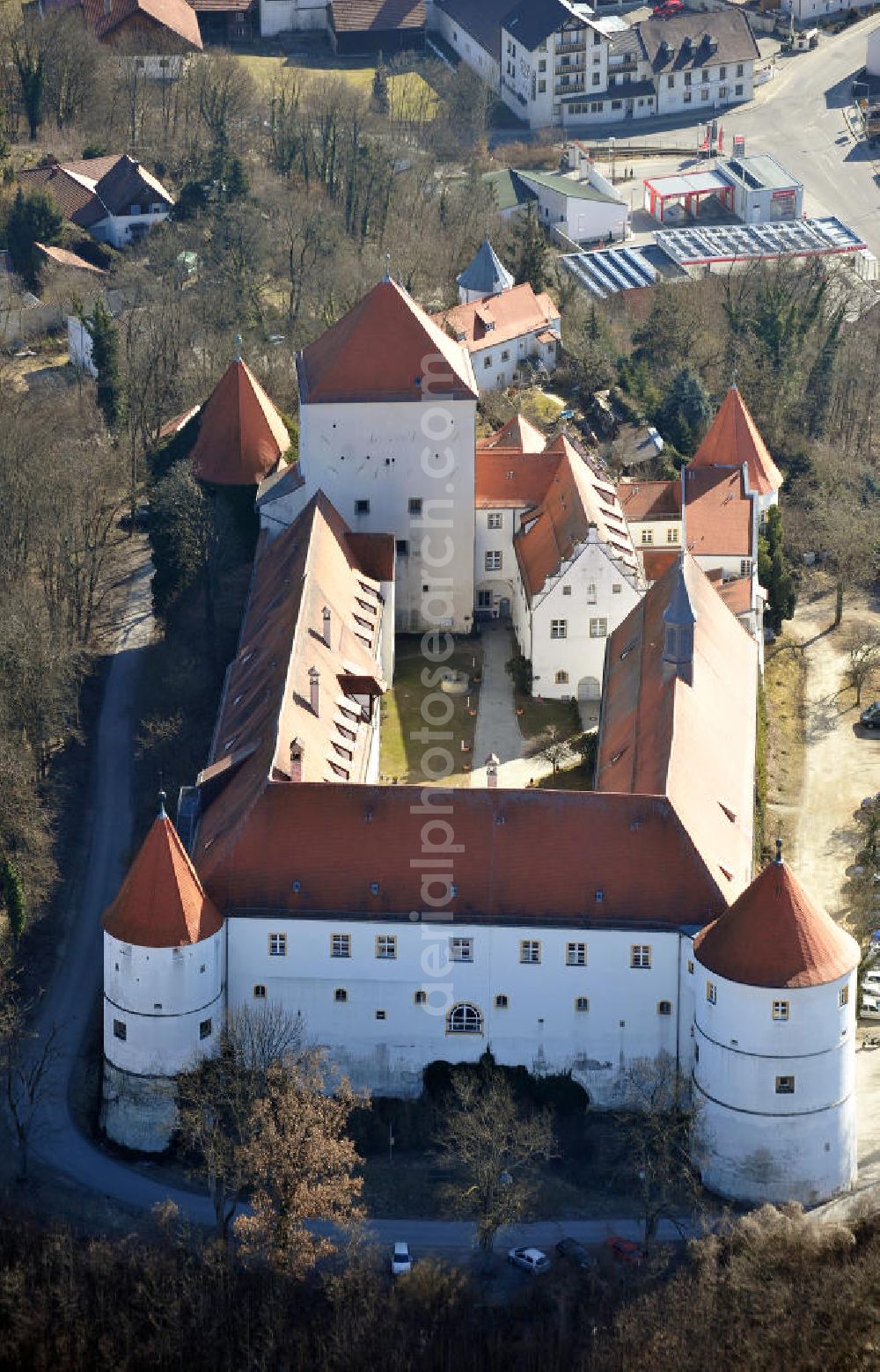 Wörth an der Donau from above - Das Schloss Wörth an der Straubinger Straße in Wörth an der Donau. Das Schloss wurde im dreizehnten Jahrhundert erbaut und wird heute vom Seniorenstift pro seniore als Seniorenwohnheim genutzt. The castle Woerth at the Straubinger Strasse in Woerth on the Danube.