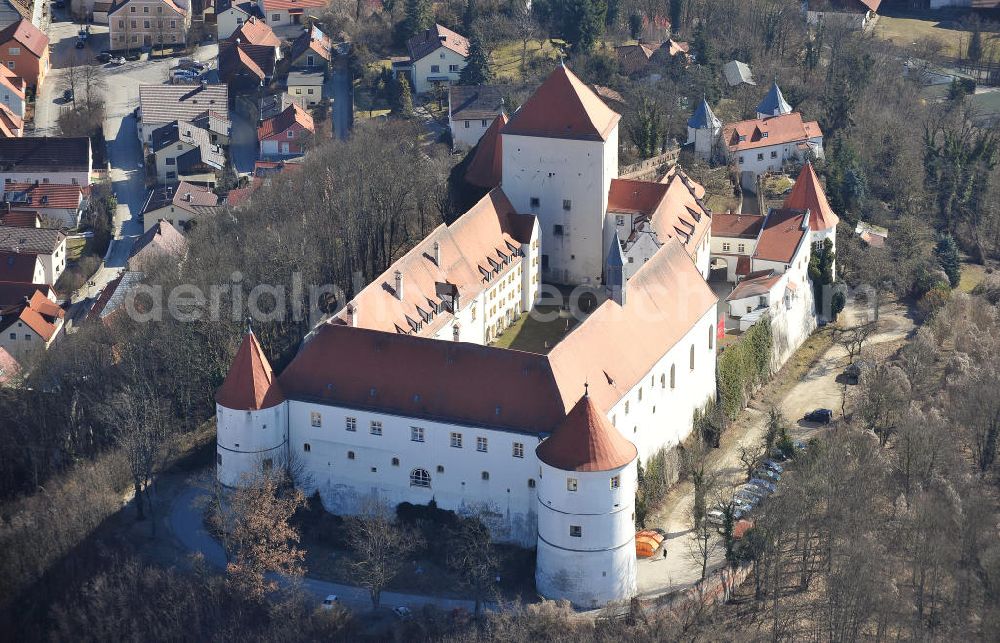 Wörth an der Donau from the bird's eye view: Das Schloss Wörth an der Straubinger Straße in Wörth an der Donau. Das Schloss wurde im dreizehnten Jahrhundert erbaut und wird heute vom Seniorenstift pro seniore als Seniorenwohnheim genutzt. The castle Woerth at the Straubinger Strasse in Woerth on the Danube.